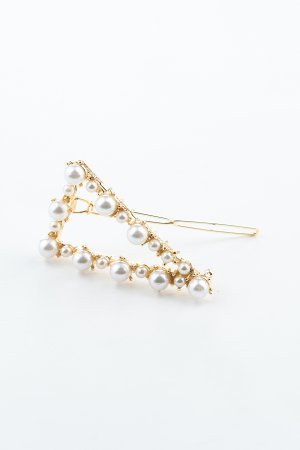 The triangle pearl hairclip